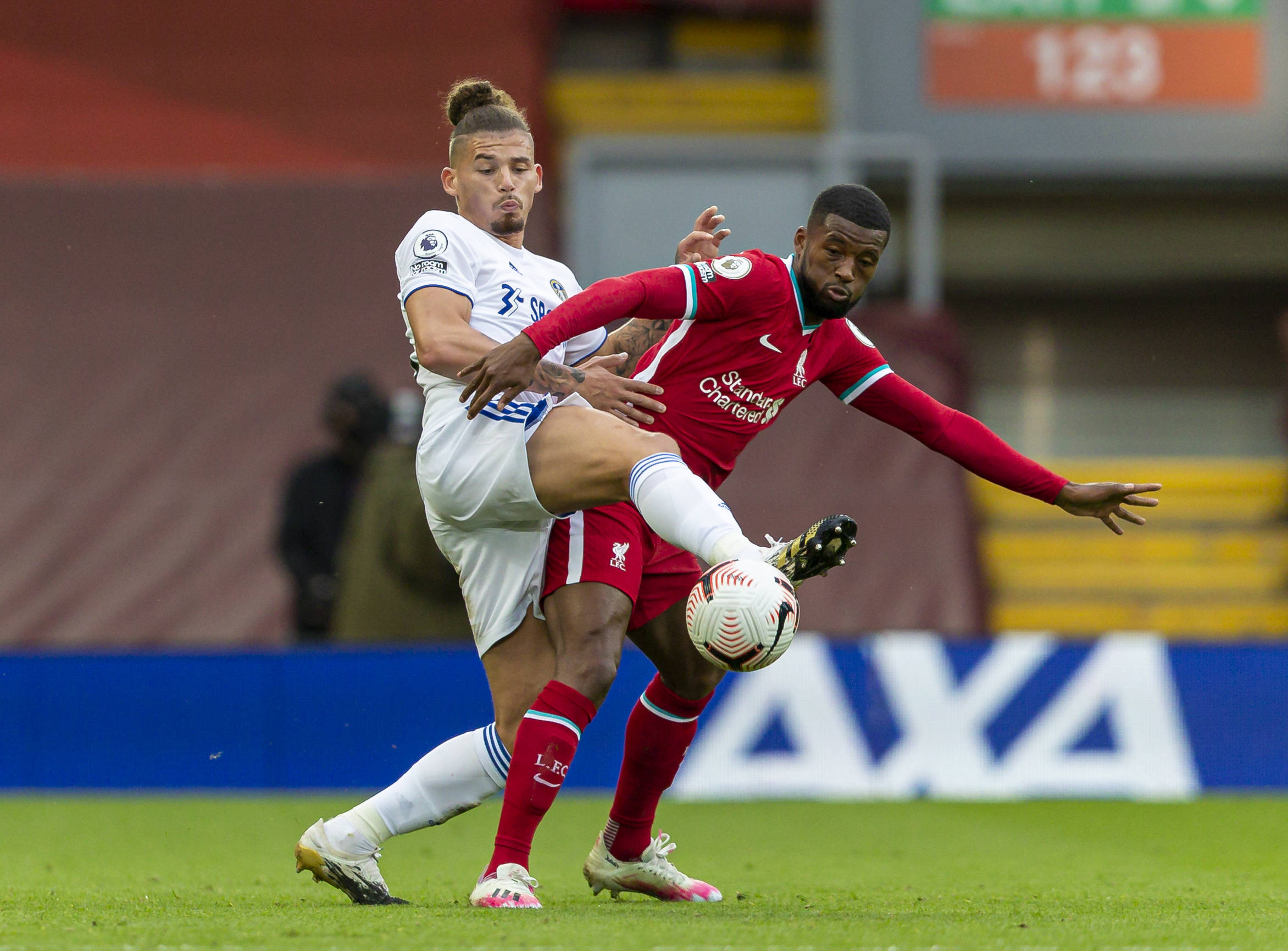 谢文能晒与妻子参观伯纳乌照片：再一次回来有了不一样的感觉（谢文能携妻重游伯纳乌晒照：再回此地感受已不同）